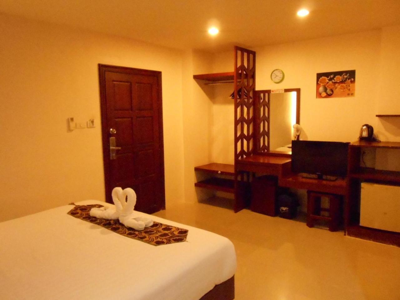 7 Sky Residency Hotel Patong Bagian luar foto